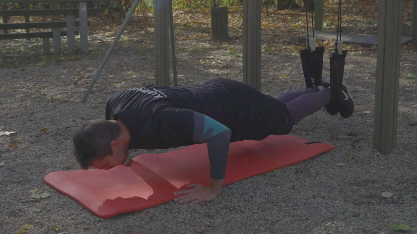 XUP Krčení na břicho s klikem v zavěšení - cvičení na břicho, prsa a triceps